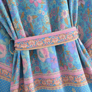 Kimono court fleuri bleu et rose vue 3
