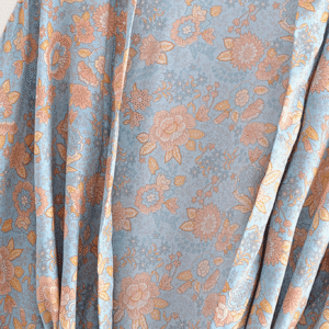 Kimono court fleuri bleu-gris et rosé vue 3