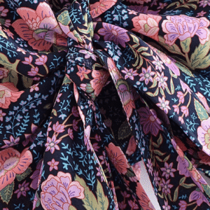 Kimono court plage fleuri rose et bleu nuit vue 4