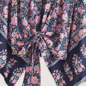 Kimono court plage fleuri rose et bleu nuit vue 3
