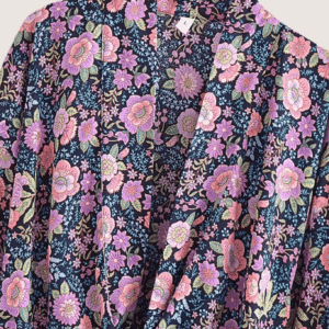 Kimono court plage fleuri rose et bleu nuit vue 2