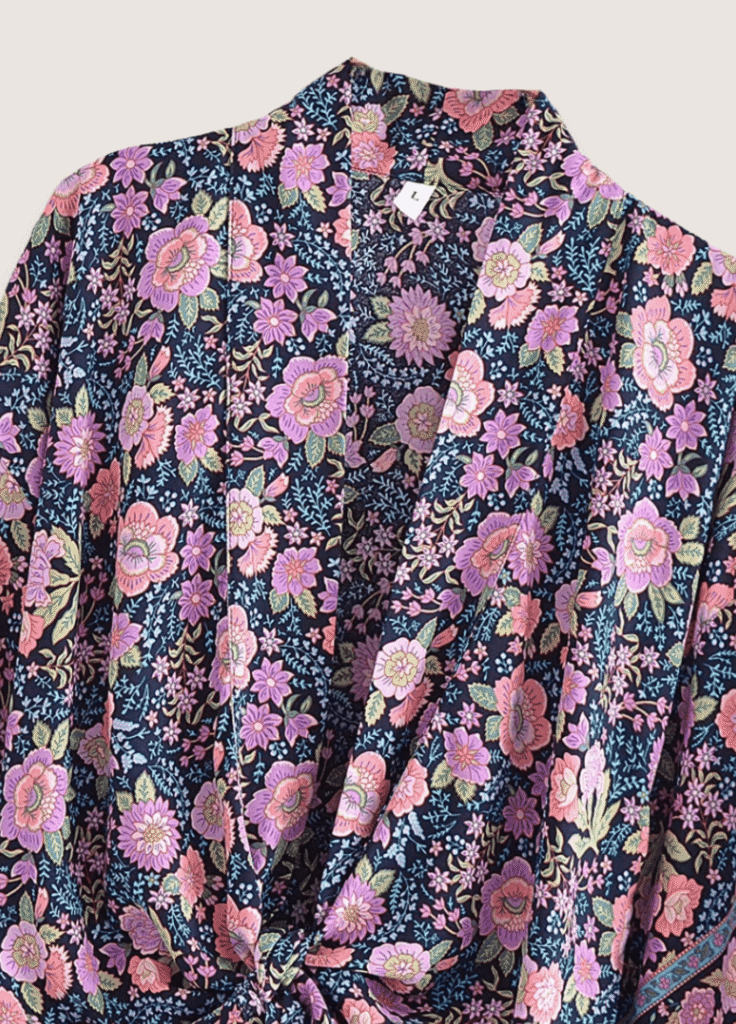 Kimono court plage fleuri rose et bleu nuit