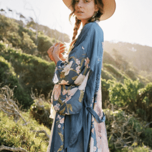 Kimono long bleu pâle à motif fleuri et paon vue 3